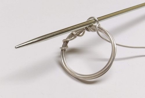 Judy Larson's Smashing Drop Earrings - , Contemporary Wire Jewelry, Oxidizing Wire, Oxidizing, Antiquing Wire, Antiquing,  Place a skewer or knitting needle against the core wire coil.